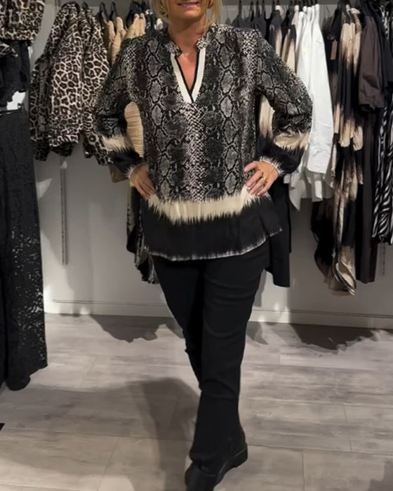 V-hals bluse med slangetrykk i fargeblokk