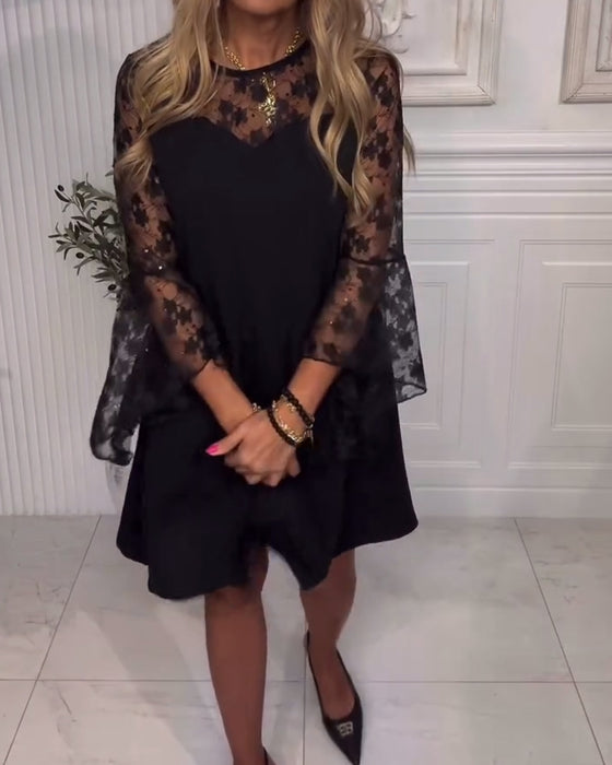 Helfarget Kjole Med Klokkearmer Og Lappetæktsdetaljer