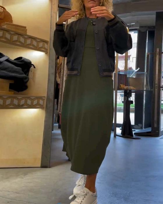 Ensfarget kjole med rund hals og lange ermer og lomme