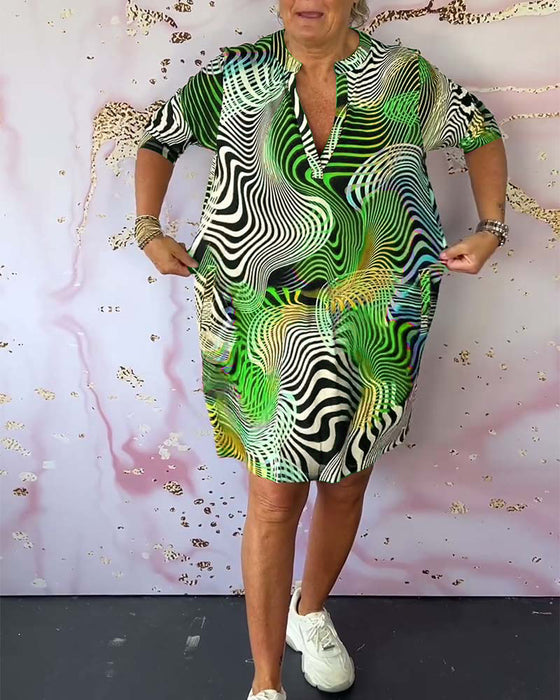 Fargerik trykt lommekjole med V-hals og halverme