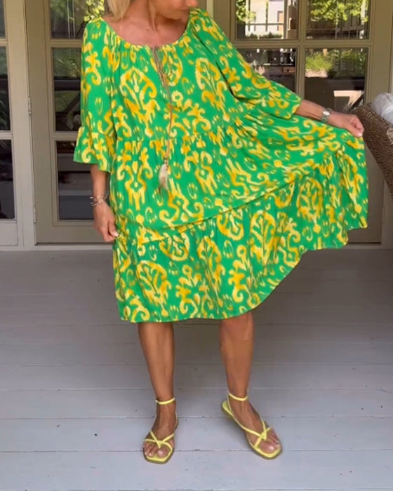 Kjole med løs trykk med klokkeermer