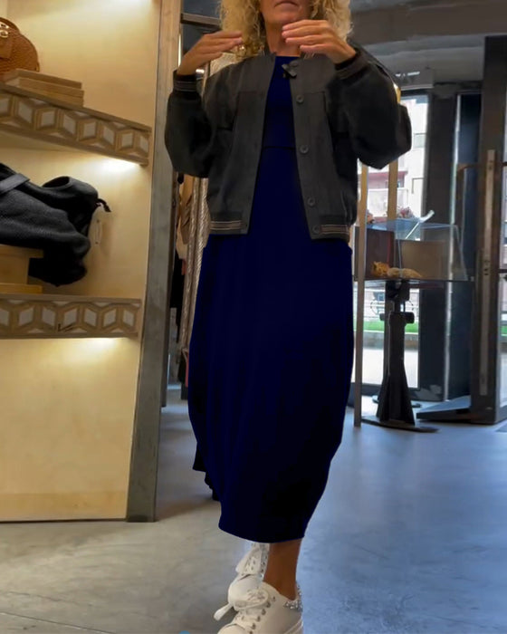 Ensfarget kjole med rund hals og lange ermer og lomme