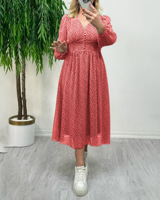 Elegant kjole med trykk med knapper