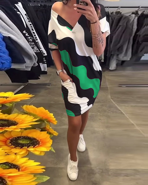 Kjole Med V-Hals Og Bølgemønster