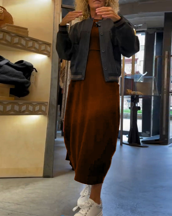 Ensfarget kjole med rund hals og lange ermer og lomme