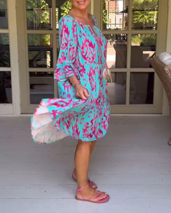 Kjole med løs trykk med klokkeermer