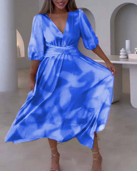 Elegant kjole med dyp V halvermet trykt