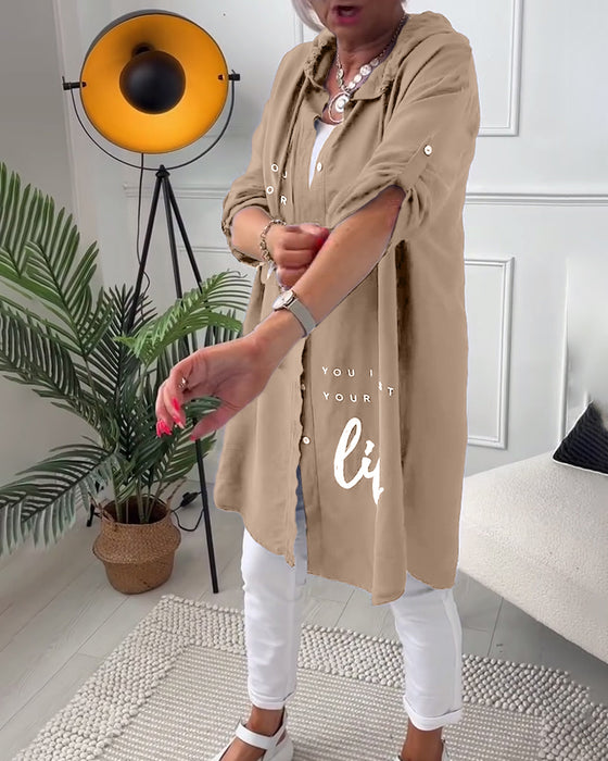 Kåpe med bokstavtrykk med hette