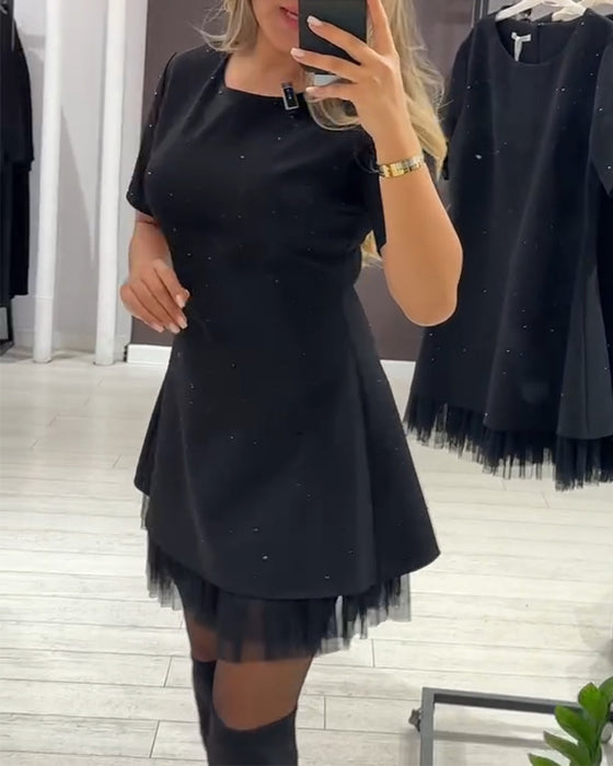 Elegant kjole med skimrende mesh-lappeteppe