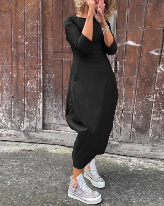 Enkel ensfarget og elegant kjole med lange ermer