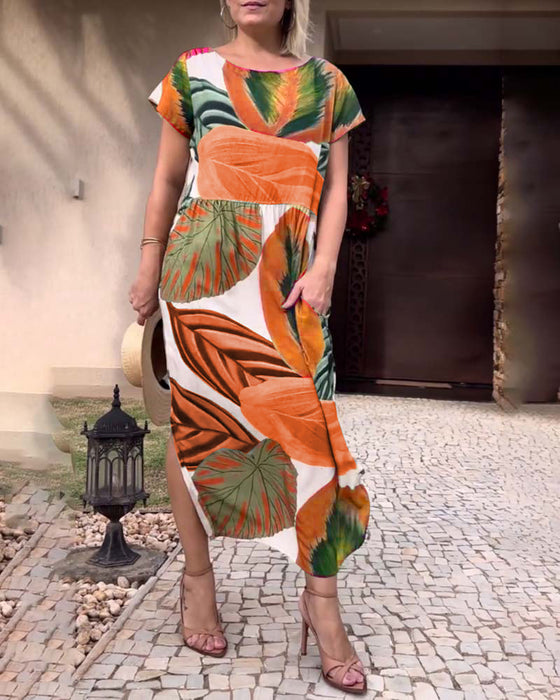 Kortermet kjole med bladtrykk