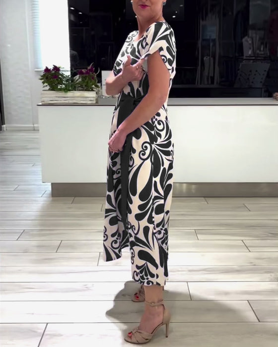 Elegant kortermet kjole med kontrasttrykk