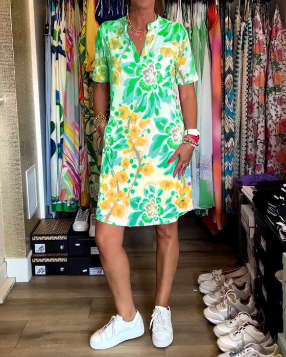 Kjole med korte ermer, blomsterprint og V-hals