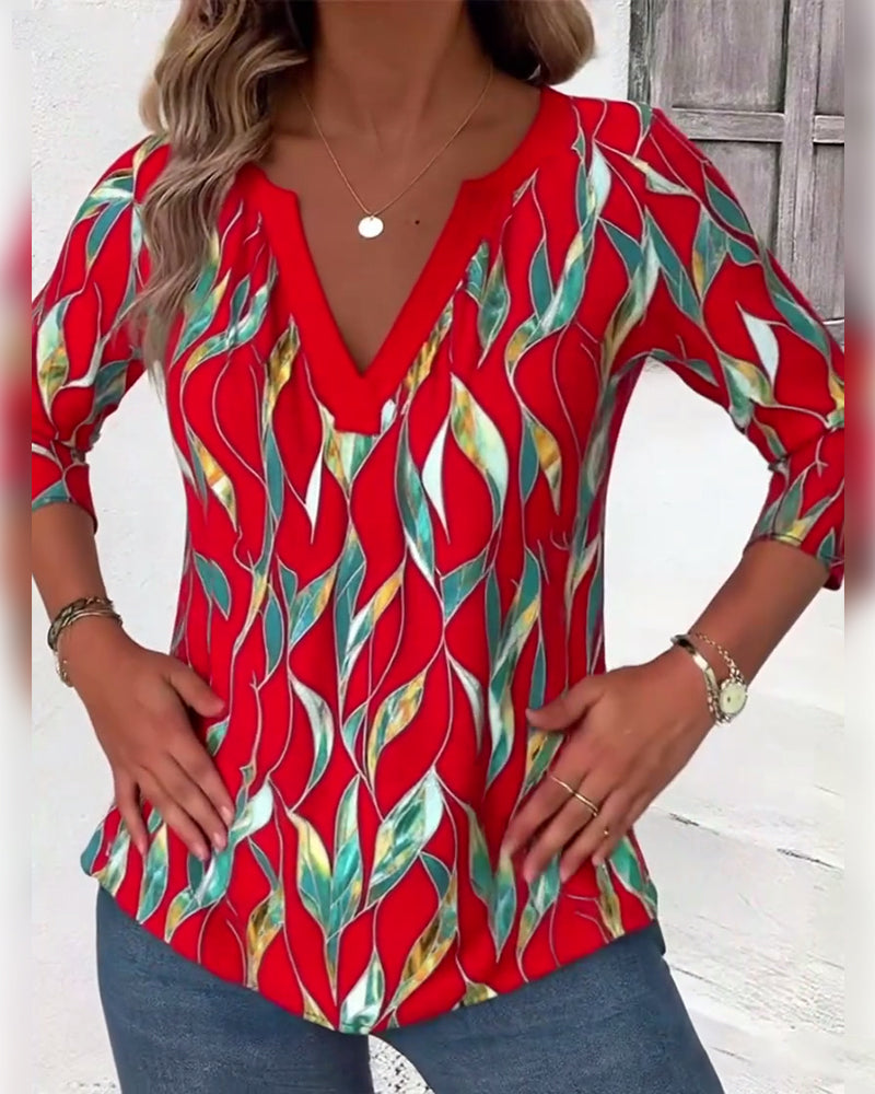 T-skjorte med avslappet bladtrykk og v-hals