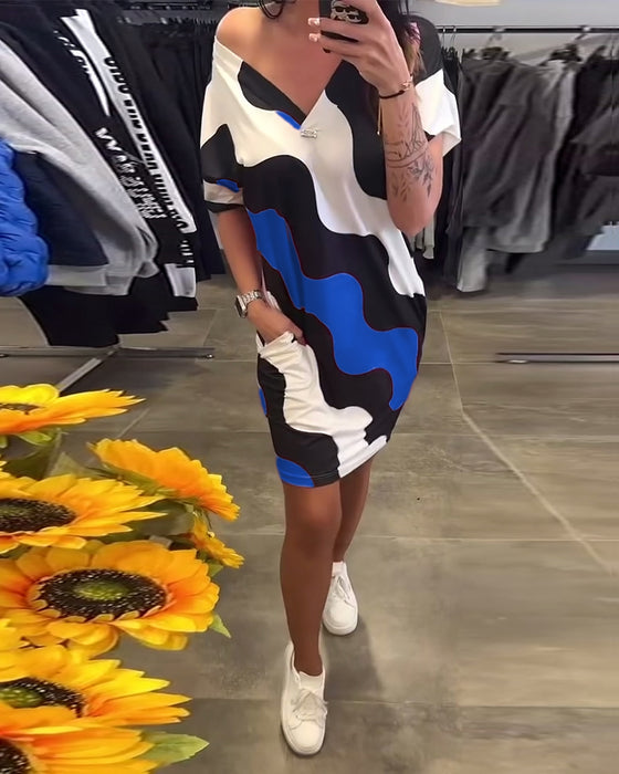 Kjole Med V-Hals Og Bølgemønster