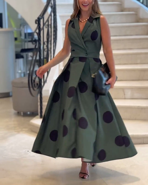 Elegant ensfarget kjole uten ermeslag