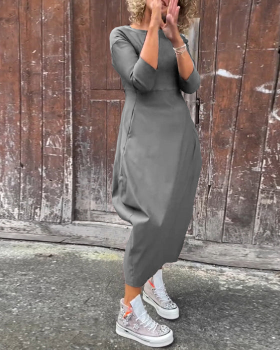 Enkel ensfarget og elegant kjole med lange ermer