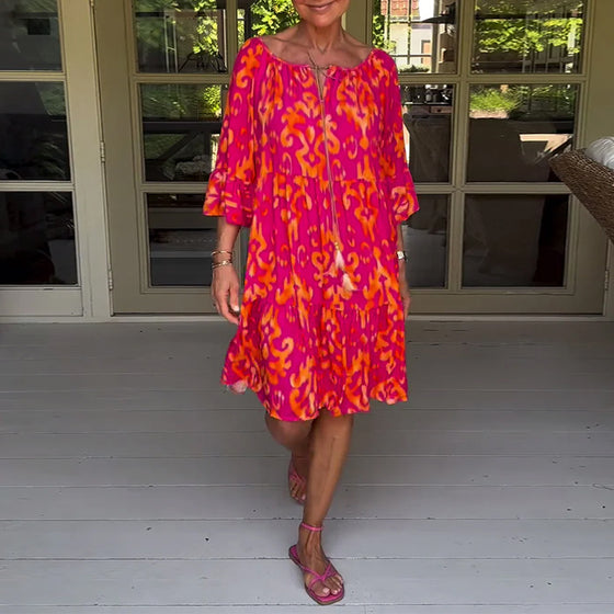 Kjole med løs trykk med klokkeermer