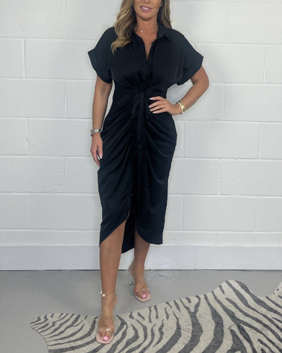 Elegant plissert kjole med skjortehals