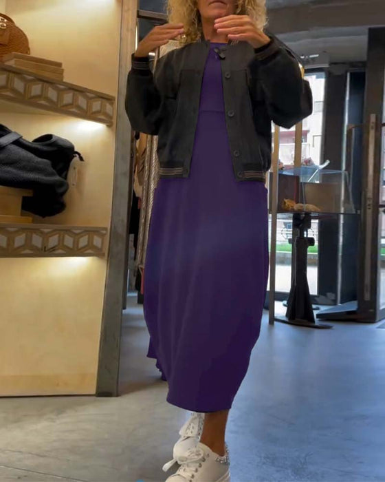 Ensfarget kjole med rund hals og lange ermer og lomme