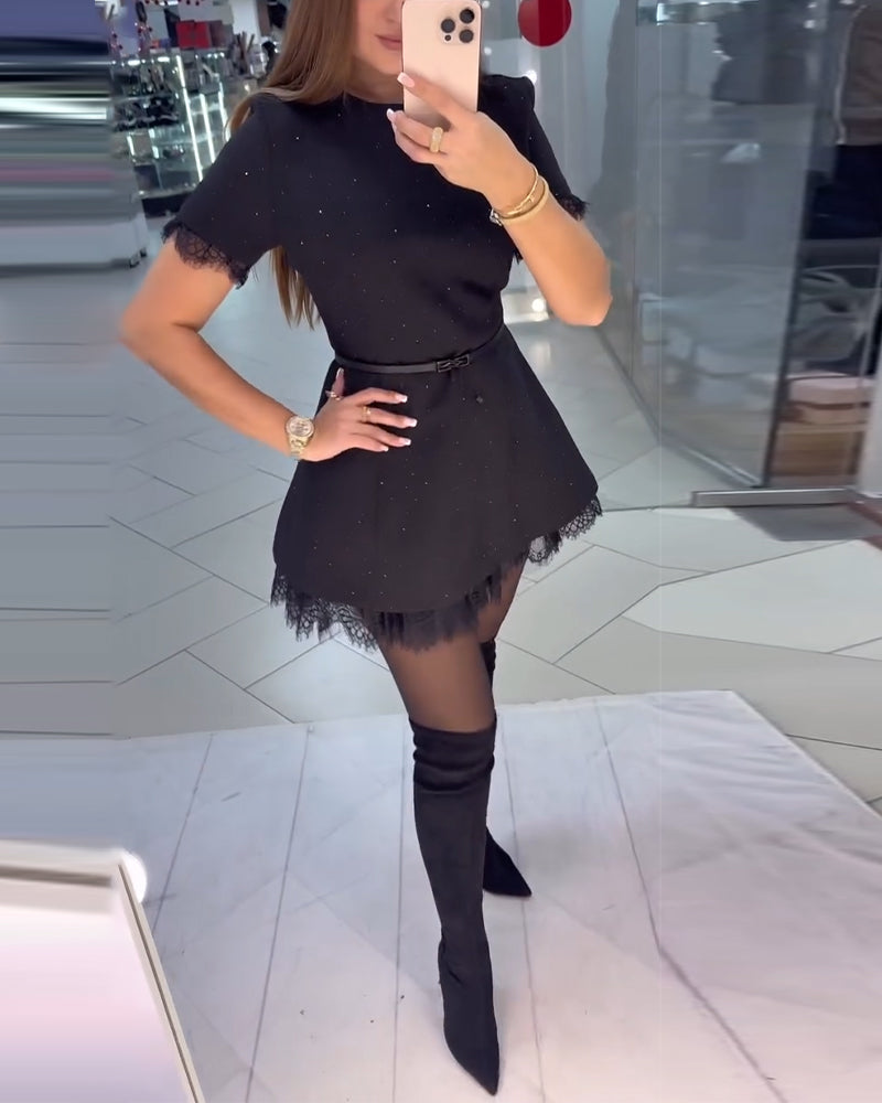 Glitrende Kniplingkjole Med Korte Ermer Og A-Linje