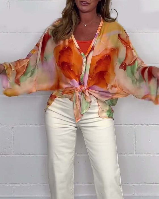 Uformell trykket V-hals bluse med lange ermer