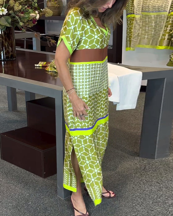 Kortermet lang kjole med V-hals og kontrasttrykk