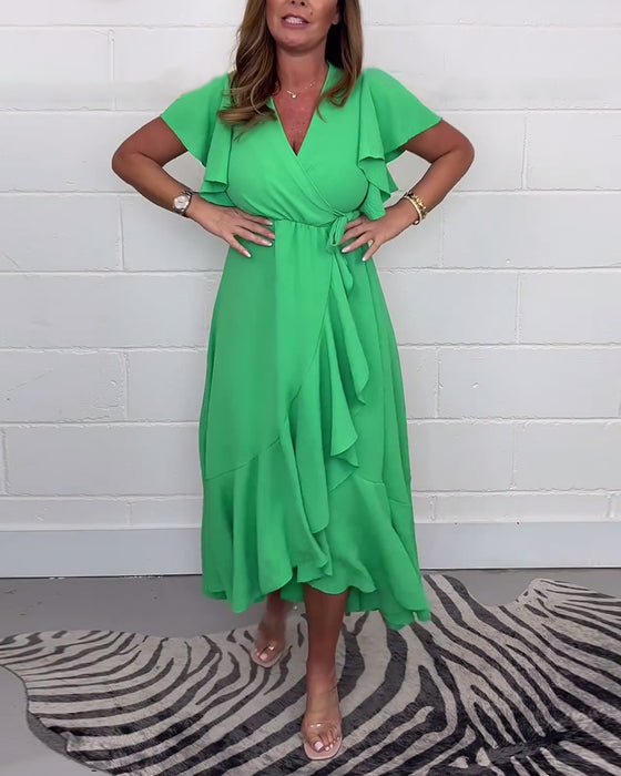 Elegant kjole med volanger i ensfarget splitt