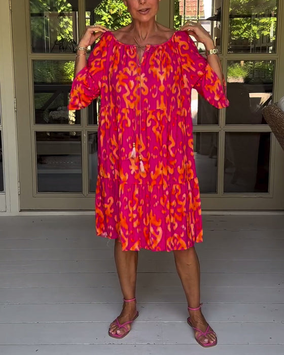 Kjole med løs trykk med klokkeermer