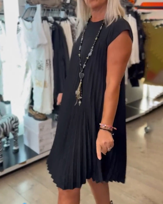 Ensfarget plissert uformell kjole med rund hals