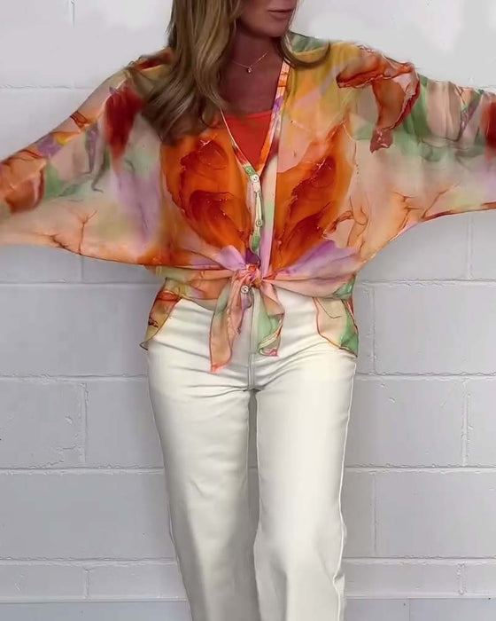 Uformell trykket V-hals bluse med lange ermer