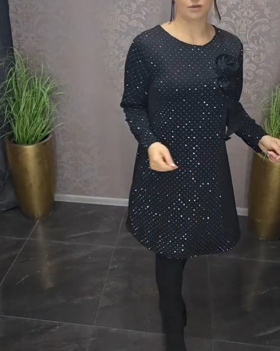 Elegant kjole med rund hals og lange armer i diamant