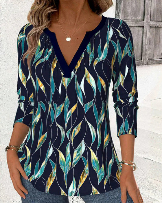 T-skjorte med avslappet bladtrykk og v-hals