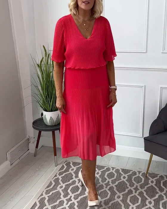 Uformell ensfarget plissert kjole med V-hals og halve ermer