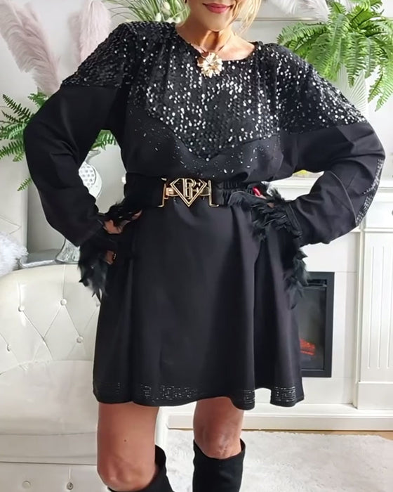 Stilfull Løysittende Kjole Med Paljetter Og Lappetæktsdetaljer