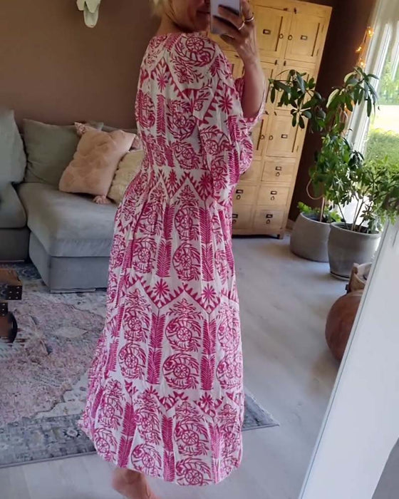 Elegant kjole med trykk med V-hals-fold og klokkeerm