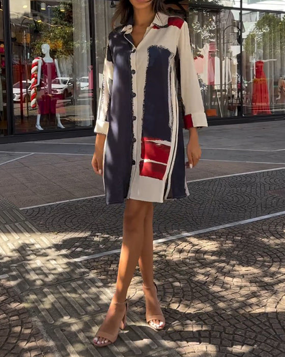 Kjole med jakkeslag og trykk og splitt