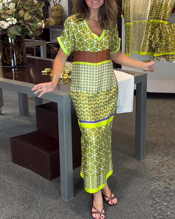 Kortermet lang kjole med V-hals og kontrasttrykk