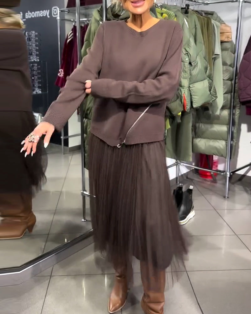 Stilig Sett Med Rundhalset Genser Og Glidelåsdetalj