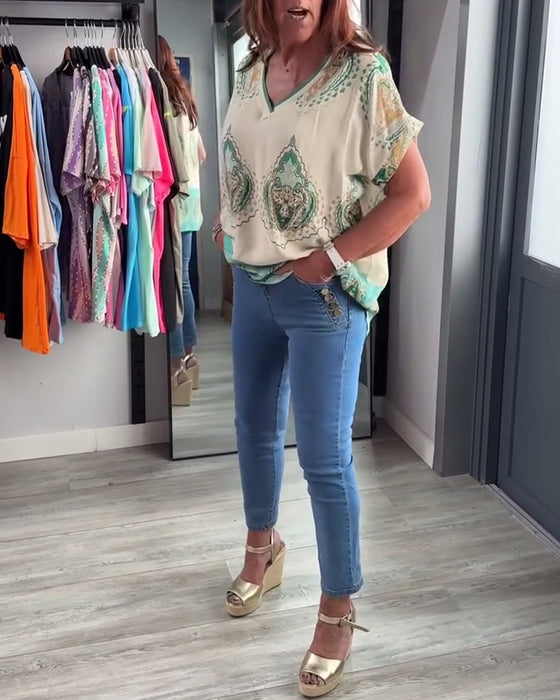 Avslappet topp med V-hals med retrotrykk