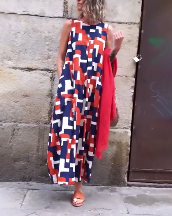 Ermeløs lommekjole med geometrisk trykk