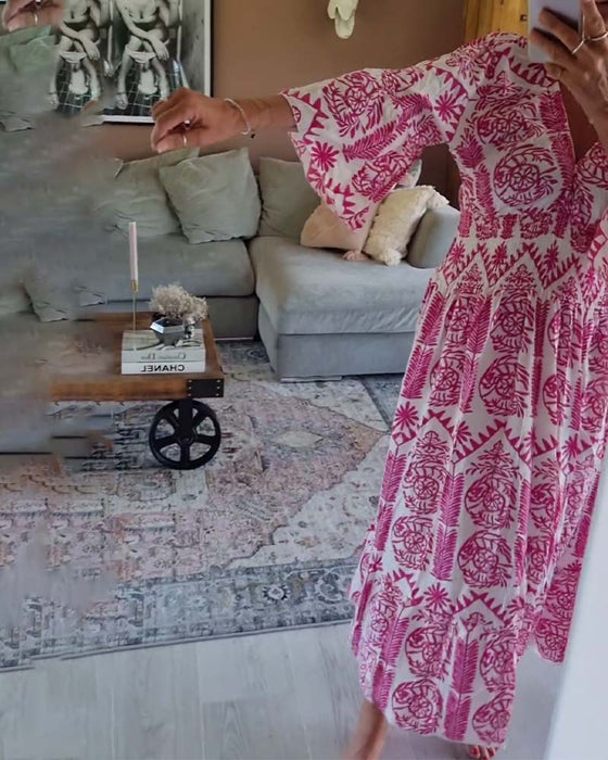 Elegant kjole med trykk med V-hals-fold og klokkeerm