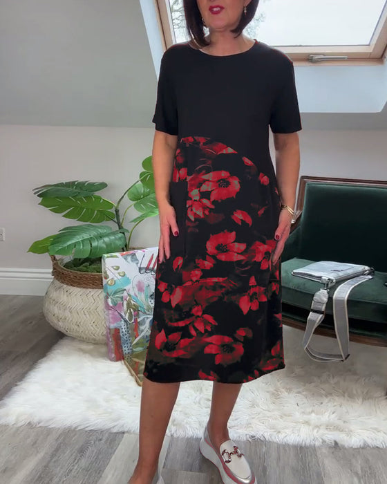 Uformell rundhalset patchworkkjole med blomstertrykk