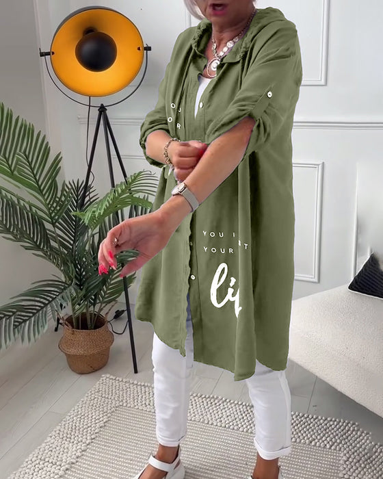 Kåpe med bokstavtrykk med hette