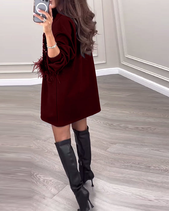 Mote ensfarget kjole med paljett og fjærpatchwork