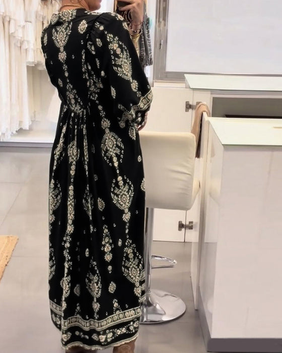 Kjole med avslappet trykk og løse lommer