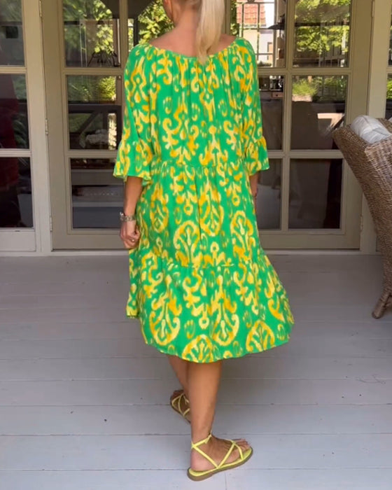 Kjole med løs trykk med klokkeermer