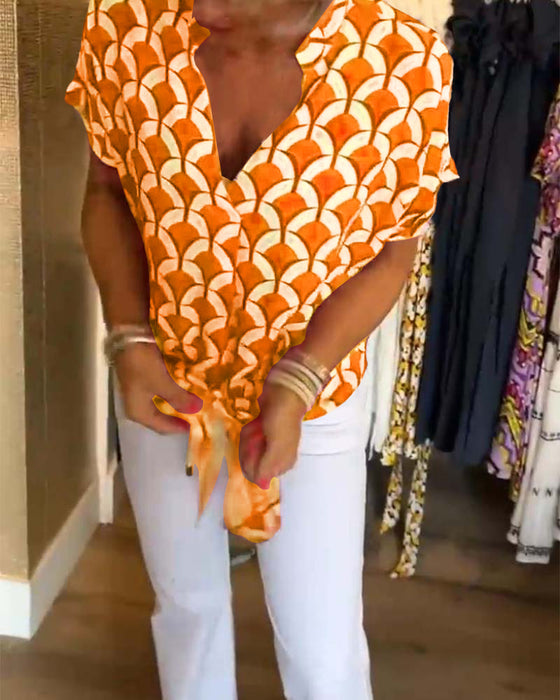 Uformell trykt topp med korte ermer og V-hals