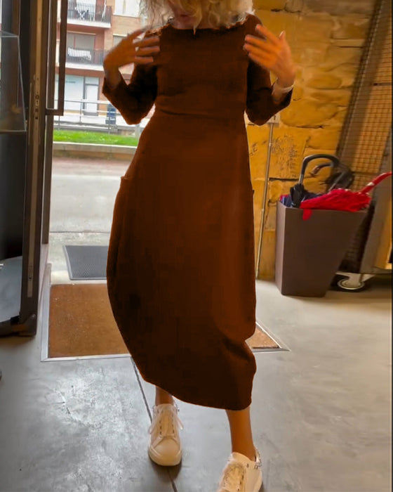 Ensfarget kjole med rund hals og lange ermer og lomme