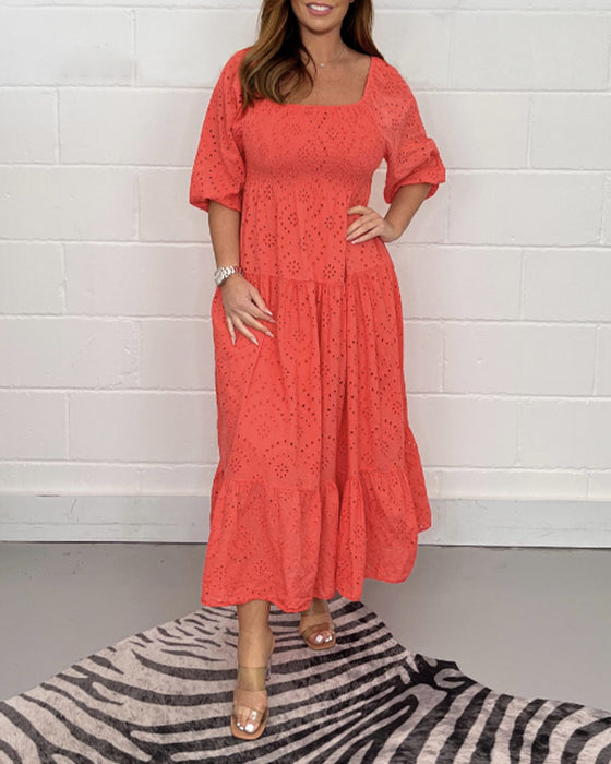 Ensfarget hul kjole med firkantet krage